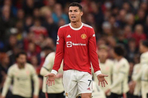 徐子珊身穿长裙秀婀娜身姿。