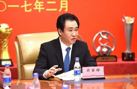 然而，外界看待身处流量之巅的她，就如同戴上了一副有色眼镜，她的一切都会被放在审视的聚光灯下。